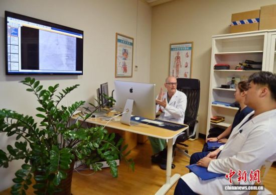 10��17�գ������L(zh��ng)����������(��һ)�������t(y��)���������g(sh��)��(j��ng)�(y��n)������ �z