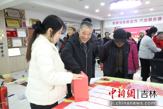 ���񅢼ӻ��(d��ng)�F(xi��n)���� ��ʯ��ί������/���D