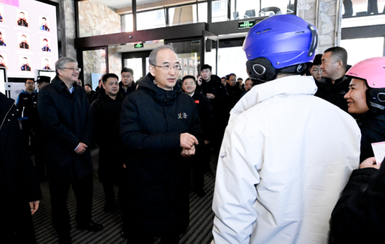 11��22�գ�����ʡ2025-2026��ѩ���_(k��i)���ߵ�31�ü����Fڡ��ѩ��(ji��)�_(k��i)Ļʽ�ڼ����������ɻ����ȼم^(q��)�e����ʡί��(sh��)ӛ�S��(qi��ng)��ѩ�ߴ�d�c��ʡ�ο��H�н�����