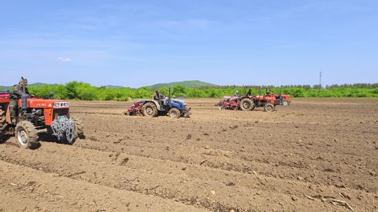 春耕現場(資料圖) 春耕現場(資料圖)