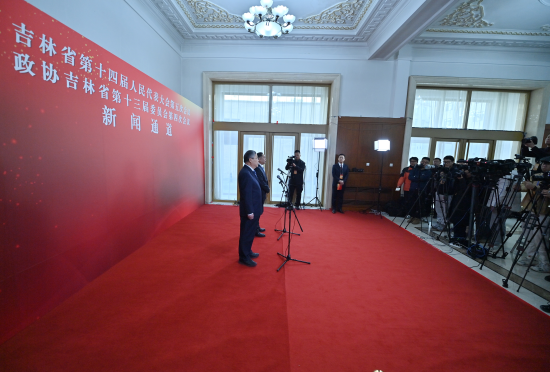 1��26���������f(xi��)����ʡ��ʮ����ί�T��(hu��)���ĴΕ�(hu��)�hί�Tͨ���ϣ����۝�(��һ)�ش�ӛ���ᆖ(w��n)�� ���� �z