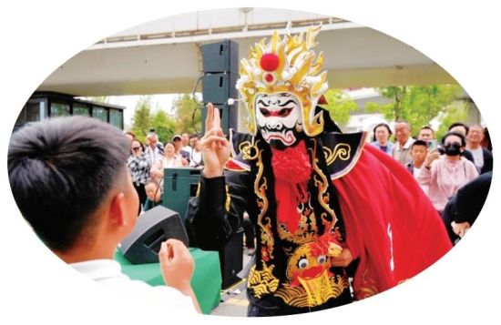 演員與小觀眾互動 演員與小觀眾互動