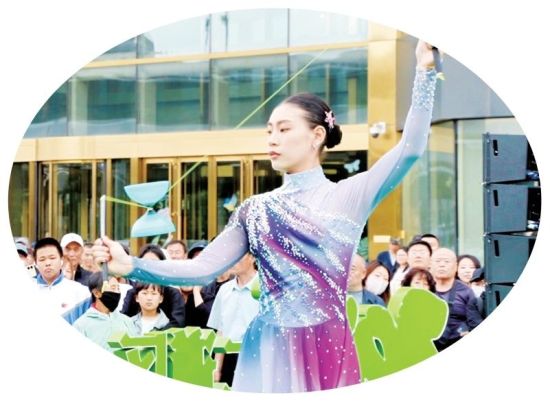 雜技演員的精彩表演吸引觀眾目光 雜技演員的精彩表演吸引觀眾目光