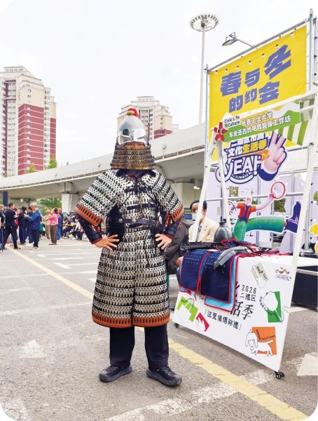 一位體驗者身著非遺甲胄拍照留念 一位體驗者身著非遺甲胄拍照留念